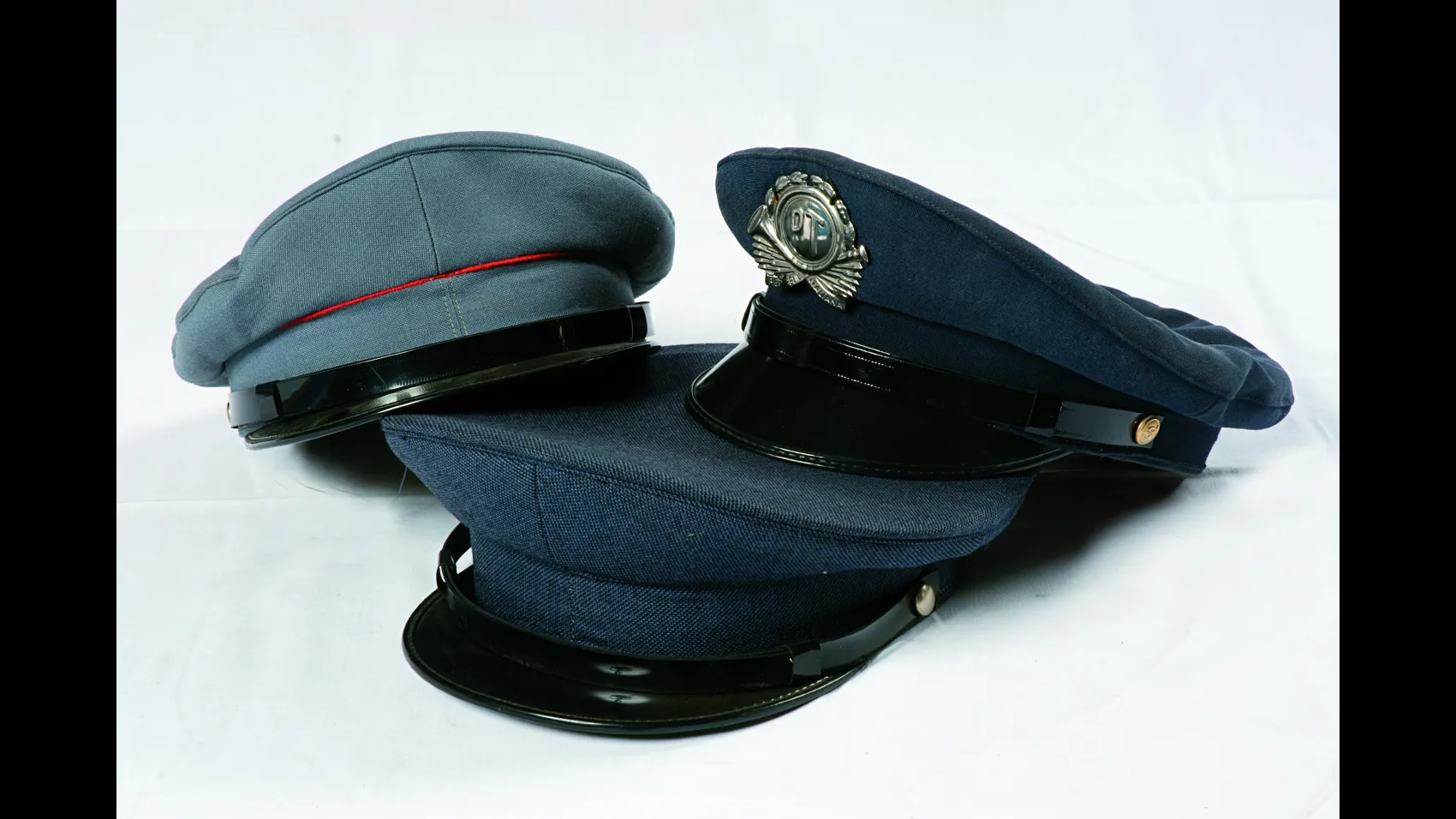 Selezione di cappelli indossati dai portalettere tra gli anni '70 e '90