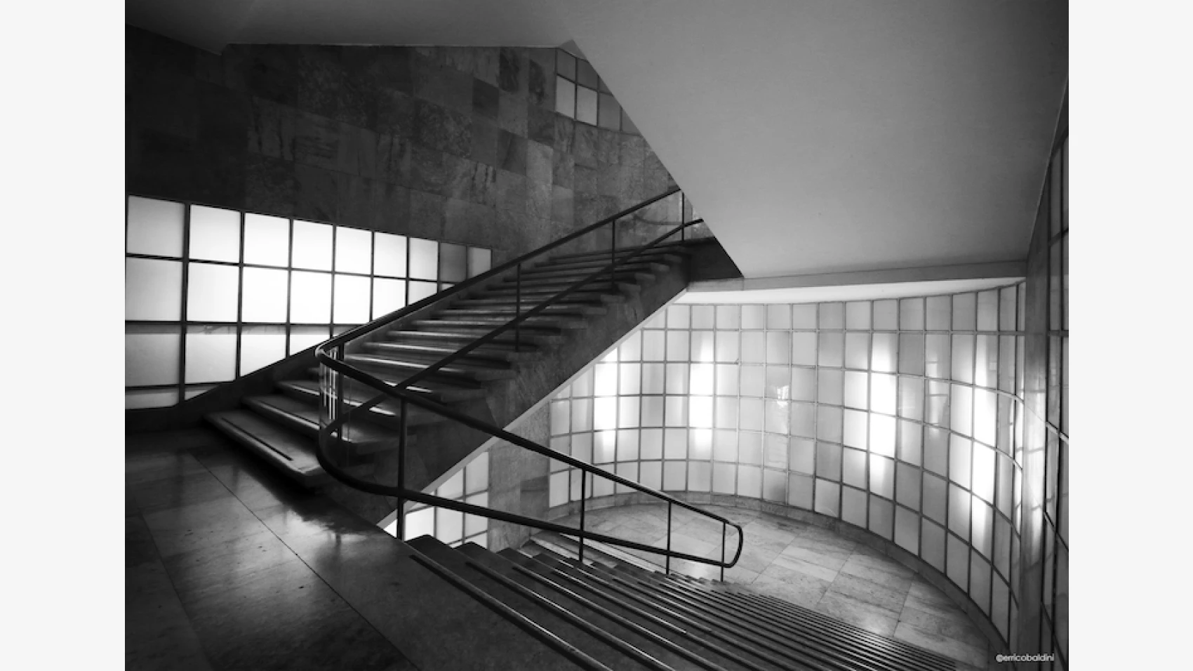 Scala interna del Palazzo delle Poste di Napoli