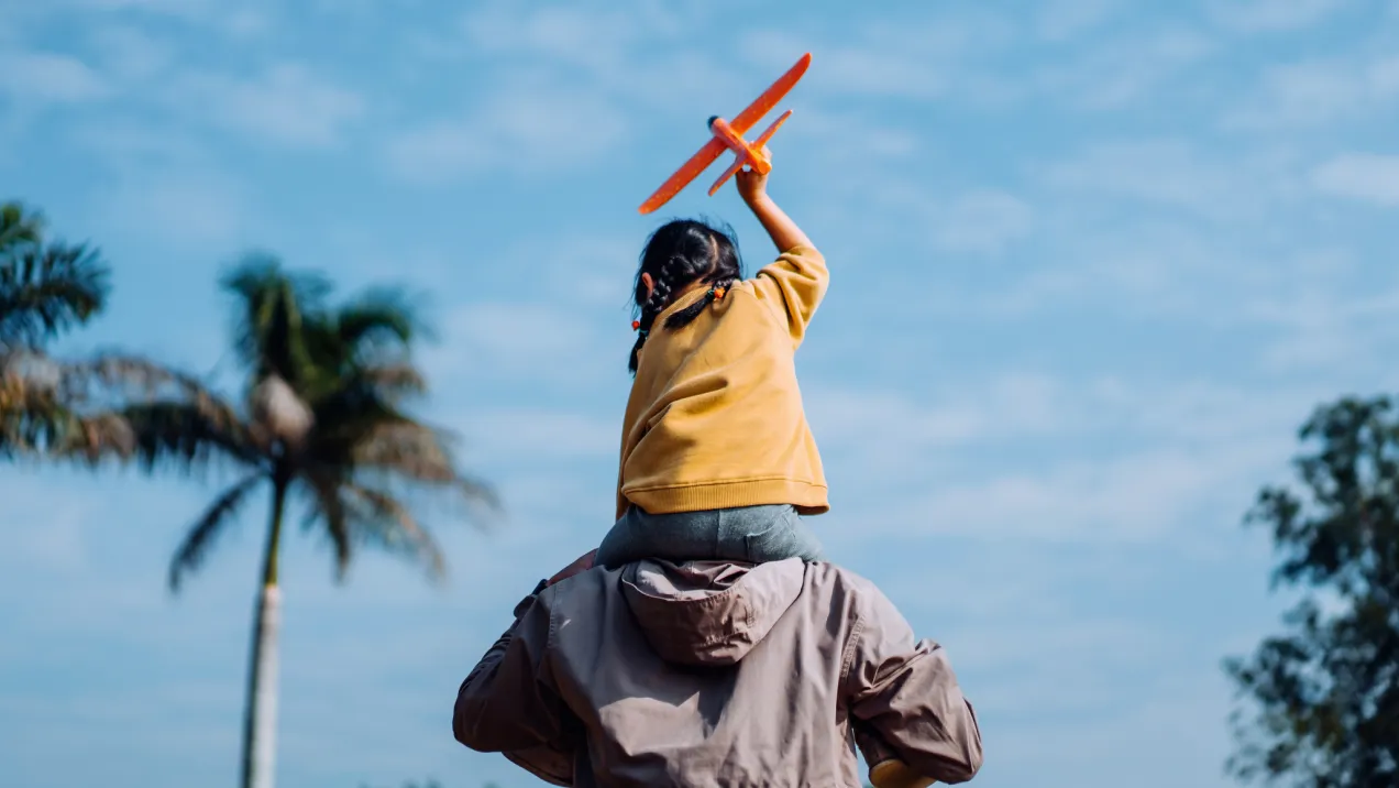 Bambino con aeroplanino