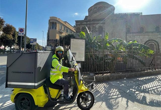 Nella foto il portalettere Silvio, sullo sfondo la chiesa della SS. Annunziata dei Catalani di Messina (2023)