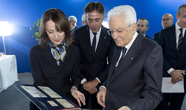 Il Presidente Sergio Mattarella con Silvia Maria Rovere, Presidente di Poste Italiane e il Direttore Generale di Poste Italiane Giuseppe Lasco, in occasione del 150° anniversario del risparmio postale