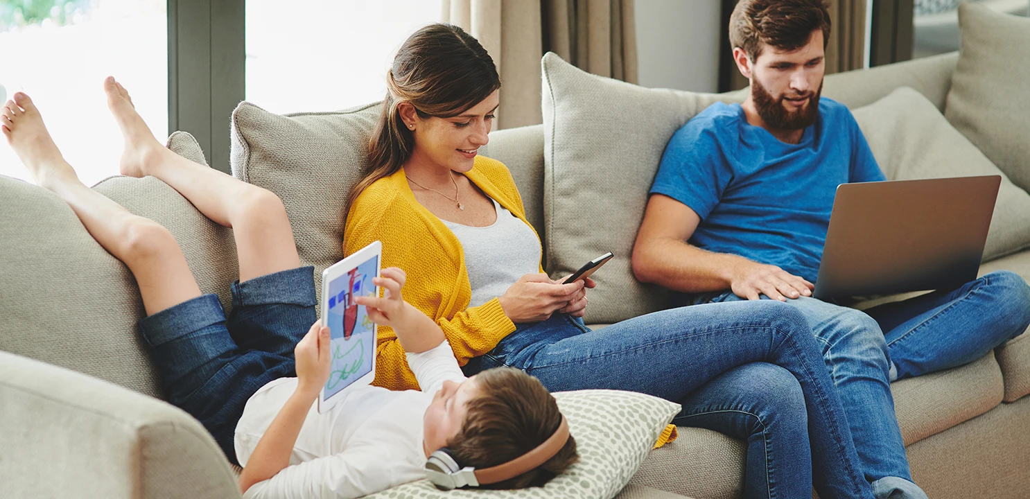 Immagine famiglia su divano 