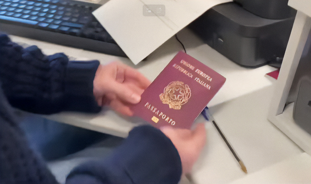 Un residente su 10 richiede il passaporto all’ufficio postale: il record di Lazise, in provincia di Verona