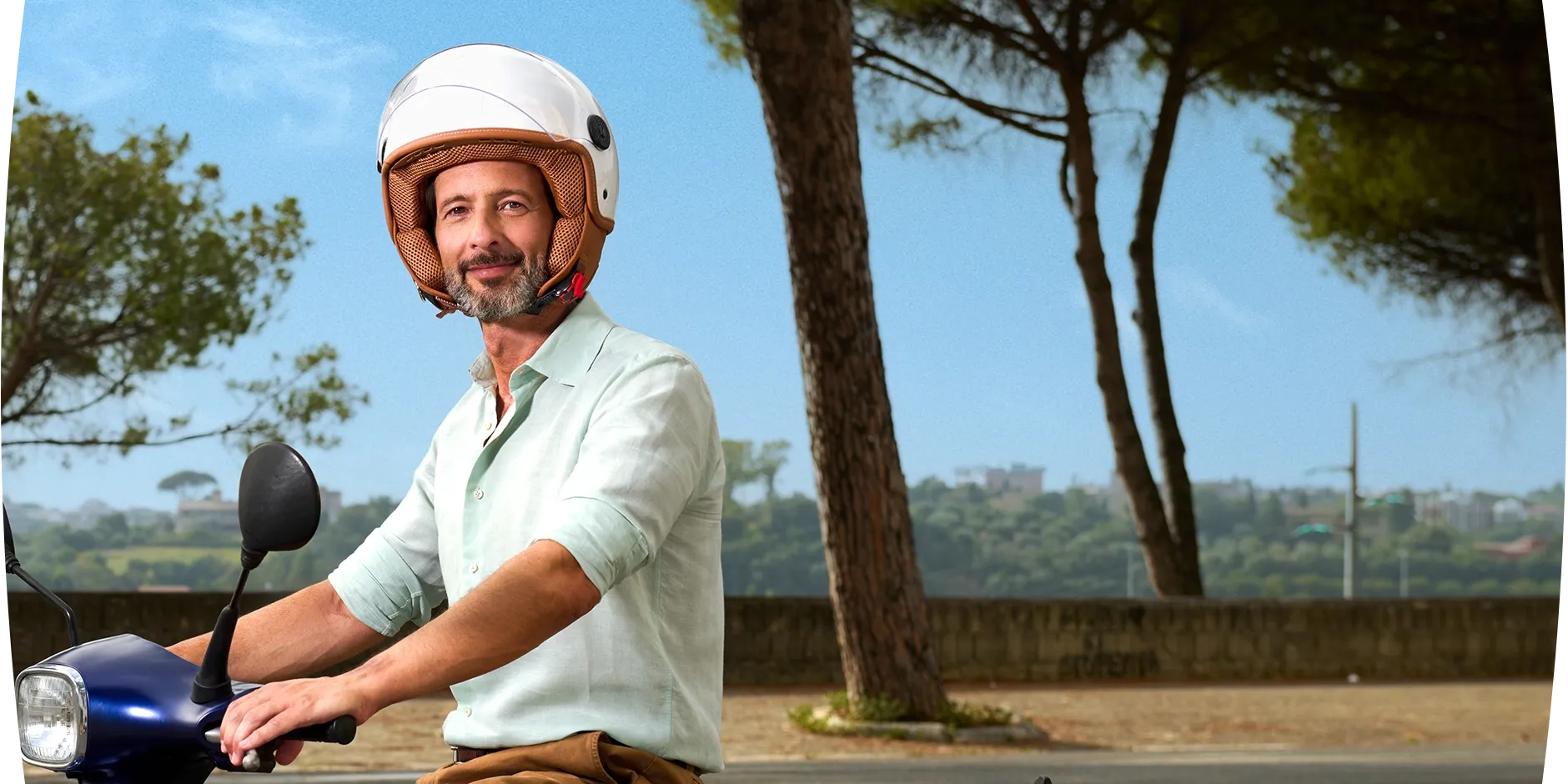 Un uomo con il motorino in strada